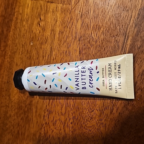 New Vanilla Butter Cream hand cream. Bath and Body Works. 1 fl oz - Picture 2 of 3